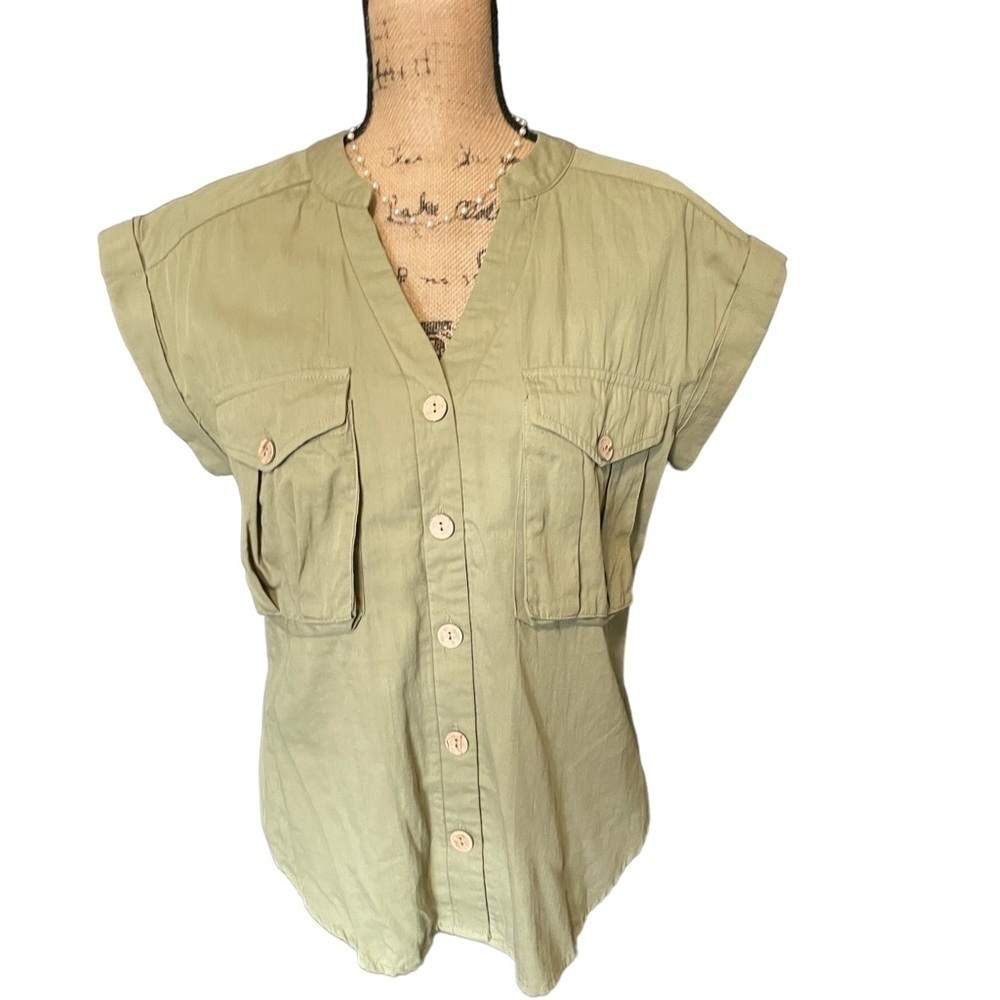 Women’s button down blouse. Lightweight. Size Small.
